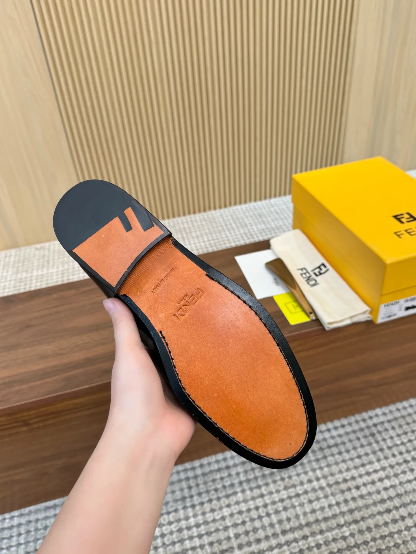 [FENDI] Top P: 980💰 ▪️Size: Men's 39-44. (Customized at 38.45.46) Fendi men's business casual leather shoes Imported brand cloth/calfskin/open edge beads/brand logo printing -Inside: Comfortable cowhide lining -Outsole: Genuine leather outsole with rubber backing embedded in the heel, perfect injection molding -Ultra-high quality control·Fine workmanship: highlighted (high-end·luxury·grade)